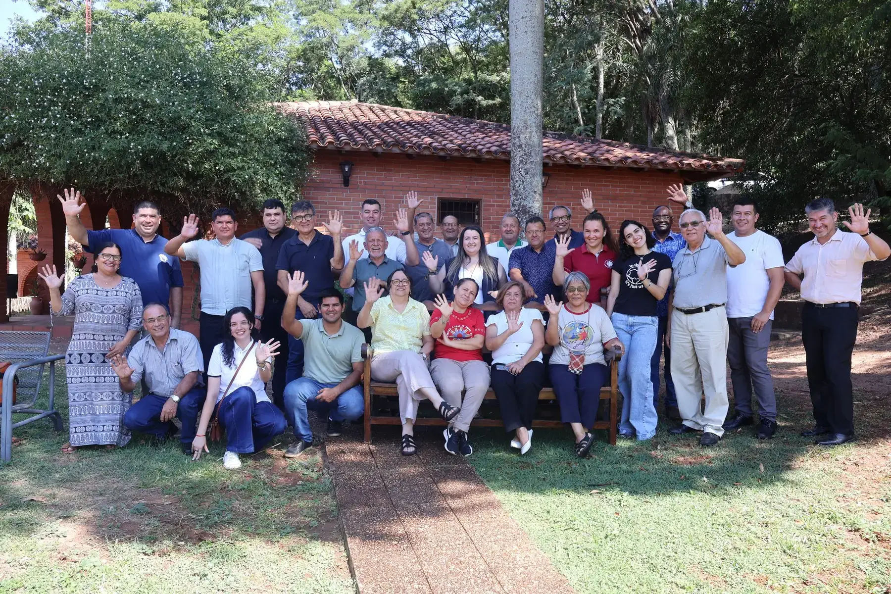 Integrantes de una comunidad rural saludan reunidos frente a su capilla